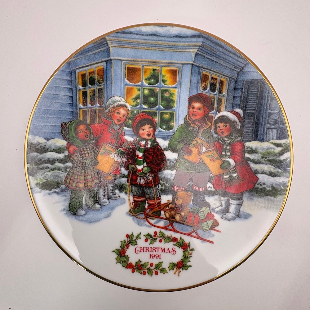Avon "Perfect Harmony" 1991 Christmas Plate Porcelain Trimmed 22K Gold Display‎